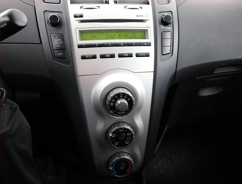Toyota Yaris (2009) 1.3, Serv.kniha - fotka 9 z 15