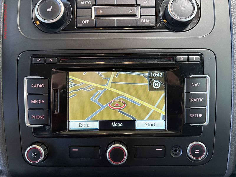 Volkswagen Touran (2011) 1.6 TDI, autoAC - fotka 11 z 15