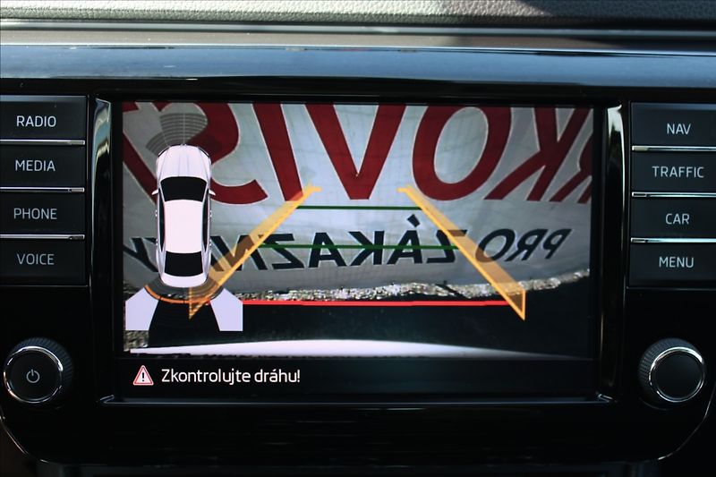 Škoda Superb 2,0 TDI  1.MAJ,A/T,4x4,STYLE - fotka 12 z 47