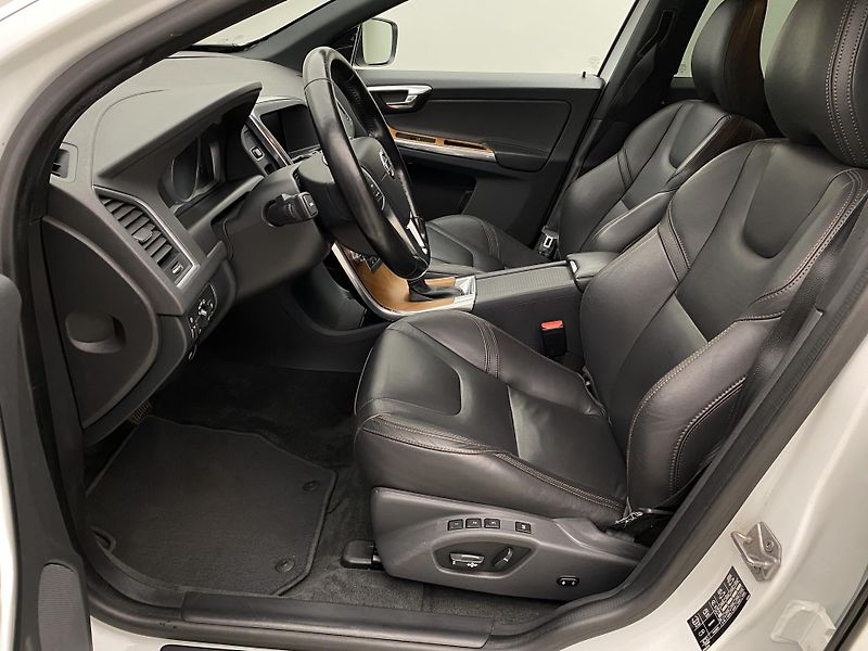 Volvo XC60 D4 AWD MOMENTUM REZERVACE - fotka 3 z 43