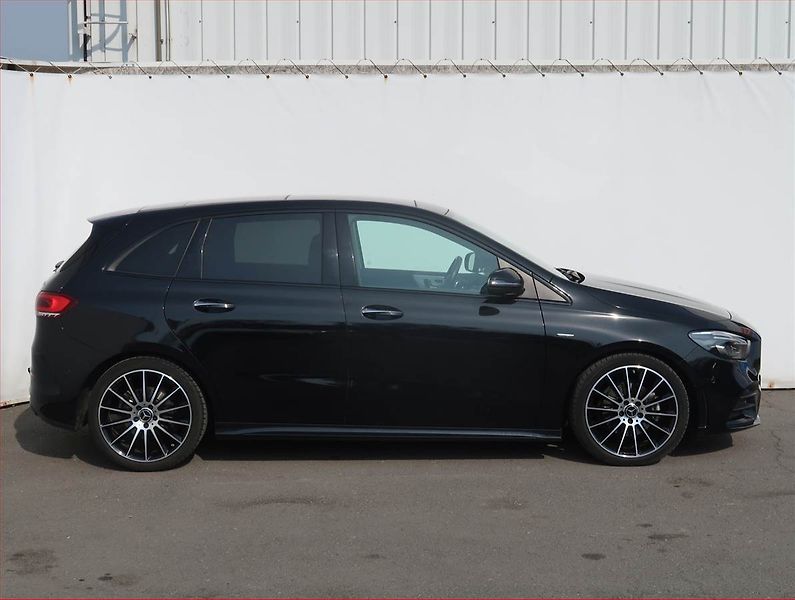 Mercedes-Benz Třídy B (2021) AMG line B 200 d 4MATIC - fotka 6 z 22
