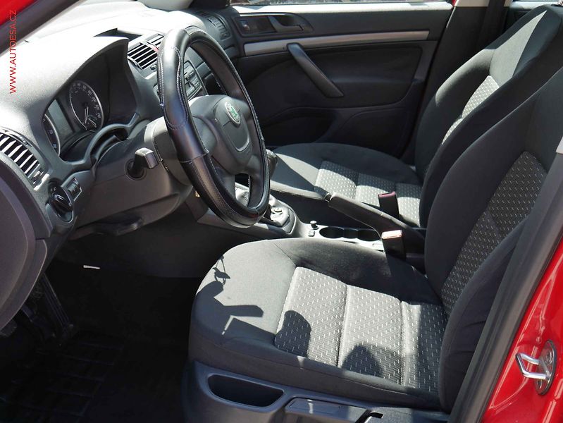 Škoda Octavia (2012) 1.6i, AC, tažné - fotka 9 z 16