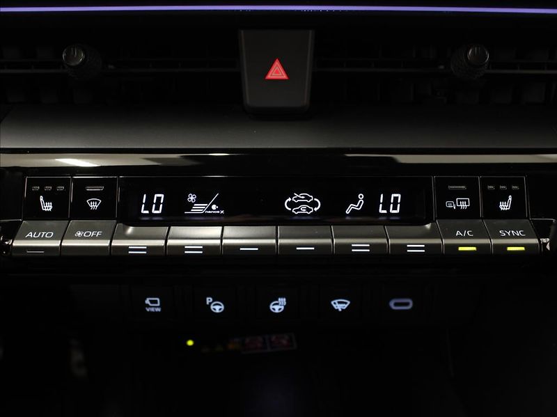 Toyota C-HR 2,0 Hybrid 178k.4x4 GR 6320km! - fotka 21 z 28