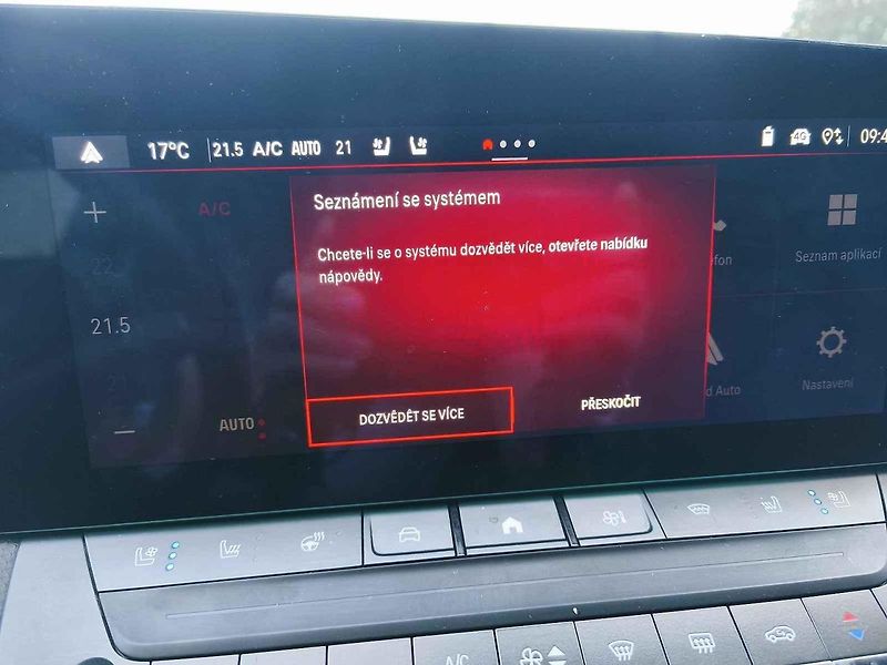 Opel vyniká ostrými sportovními rysy.