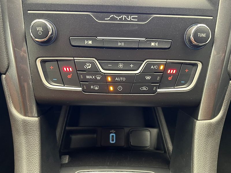 Ford Mondeo 2,0 Titanium LED Dynamic - fotka 30 z 52
