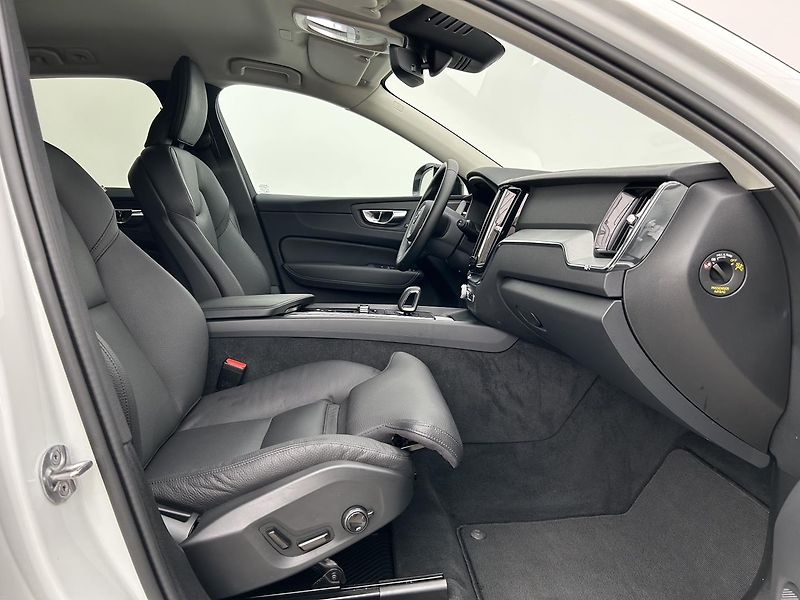 Volvo XC60 2.0  B4 4x4 PLUS  Black - fotka 18 z 30