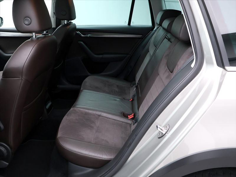 Škoda Octavia 2.0 TDI 135kW DSG Scout Xenon - fotka 13 z 28