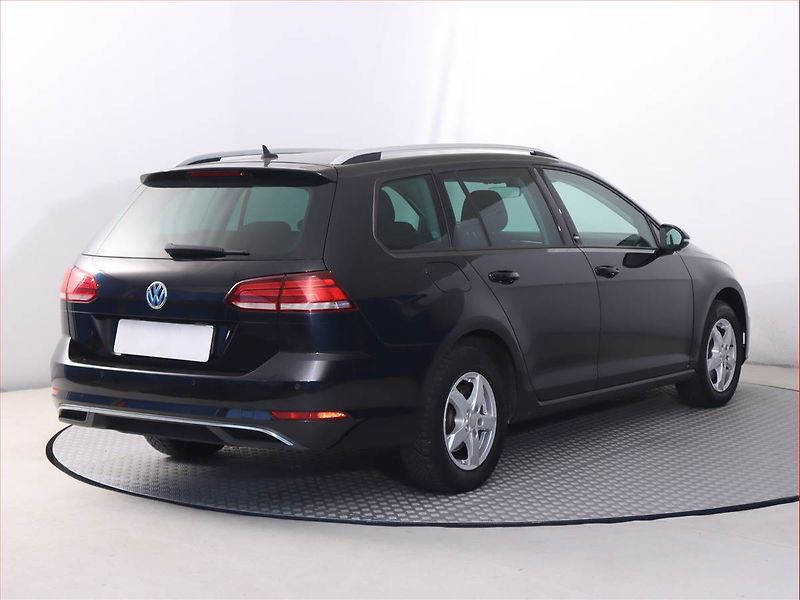 Volkswagen Golf (2018) 1.0 TSI, Navi, Tempomat - fotka 5 z 18