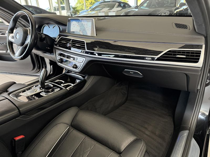 BMW Řada 7 M760 Li xDrive*Nový Motor*DPH - fotka 11 z 48