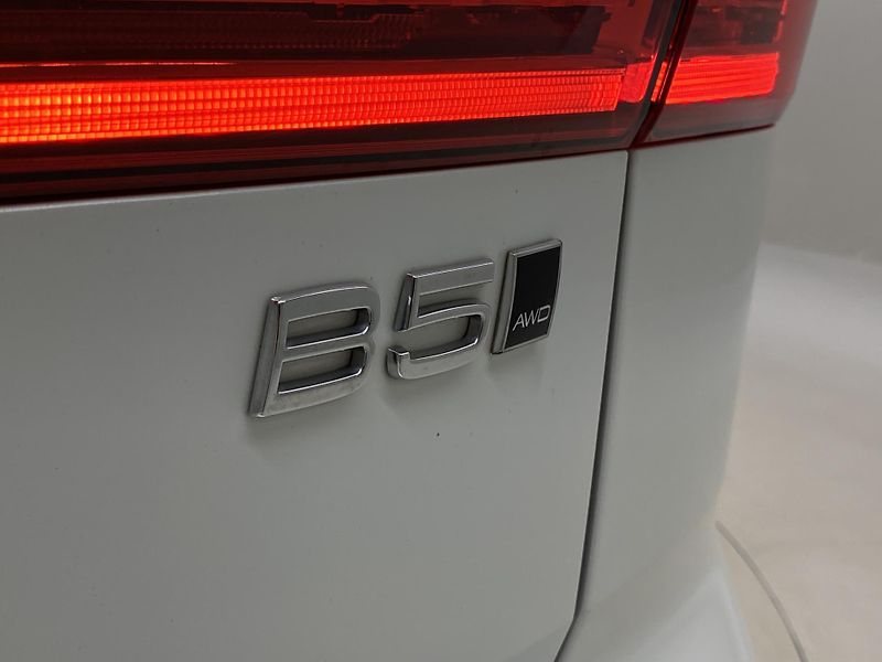Volvo XC60 B5 AWD DARK PLUS AUT CZ - fotka 36 z 60