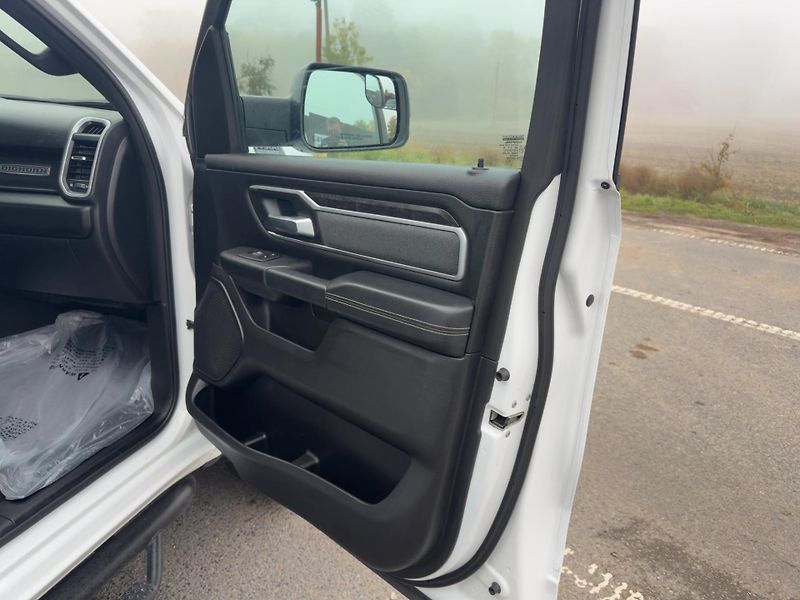 Dodge RAM 1500 (2023) Bighorn 5,7 Hemi Lonestar Crew - fotka 10 z 20