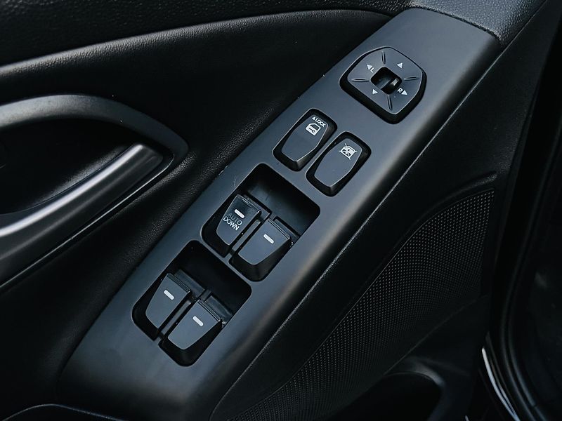 Hyundai ix35 2.0i AUTOMAT VYHŘEV TAŽNÉ - fotka 34 z 43