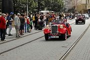 Historická kolona vozidel projela v sobotu odpoledne brněnským náměstím Svobody.