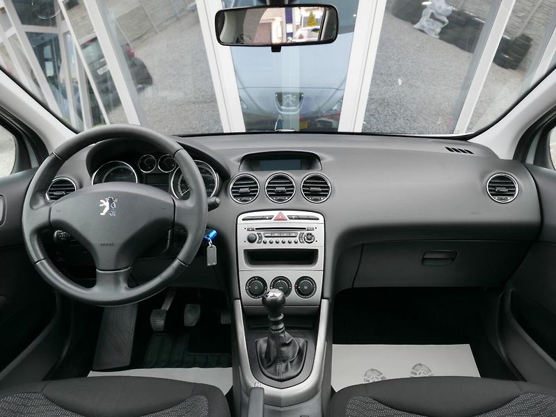 Peugeot 308 1,6 HDI 80kW SW Panorama Sport - fotka 29 z 40