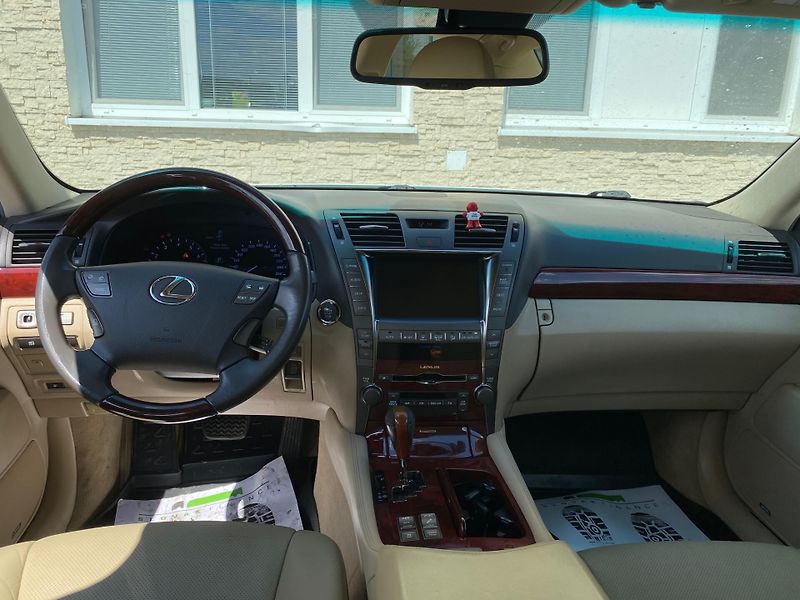 Lexus LS 400 (2009) - fotka 12 z 23