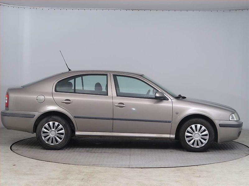 Škoda Octavia (2010) 1.6, po STK, za dobrou cenu - fotka 6 z 12