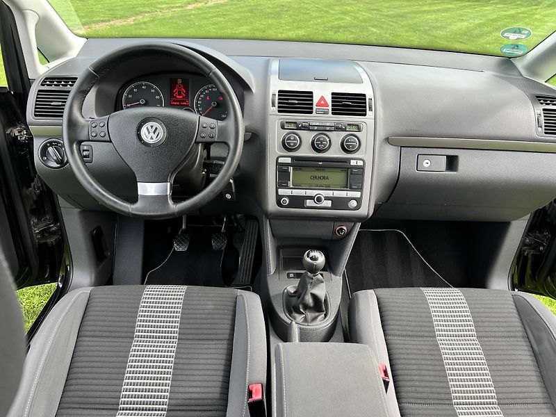 Volkswagen Touran 1.6 MPI 75KW,7MÍST,DIGI,NAVI - fotka 35 z 46