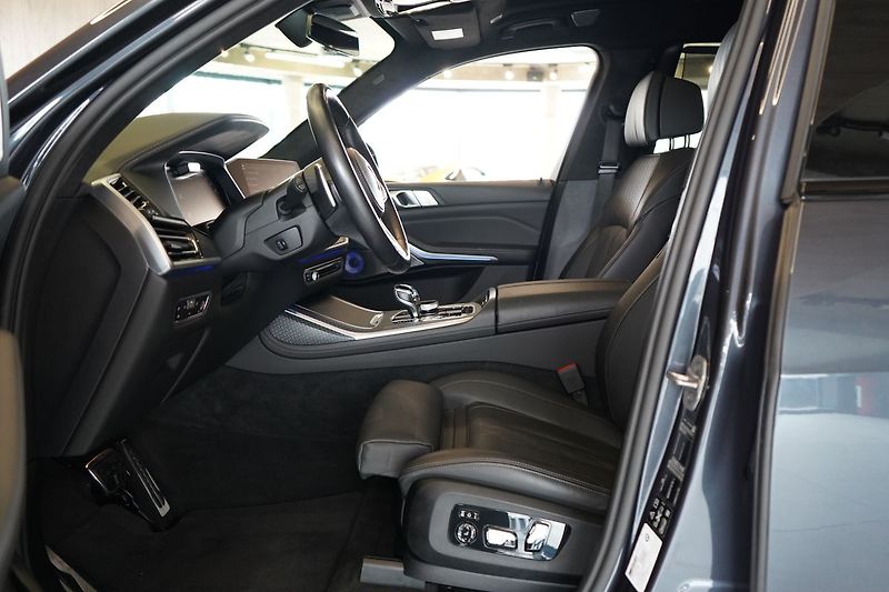 BMW X7 M50i xD, Executive Drive Pro - fotka 18 z 50