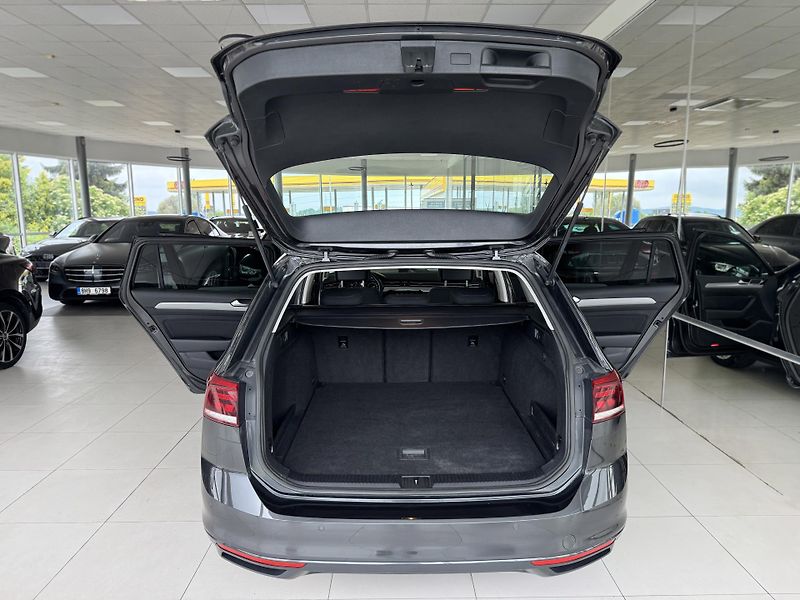 Volkswagen Passat Variant 1,5TSI 110kW DSG*Navi*Kamera - fotka 32 z 35