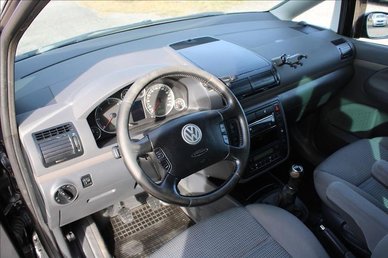 Volkswagen Sharan 1,9 TDi  TAŽNÉ,XENONY,7-MÍST - fotka 11 z 31