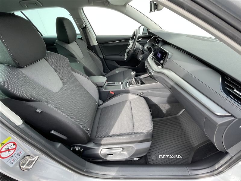 Škoda Octavia 2,0 TDI Combi Ambition Plus - fotka 18 z 24