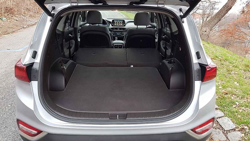 Hyundai Santa Fe vsadilo na nápadný design. Uveze až sedm cestujících.