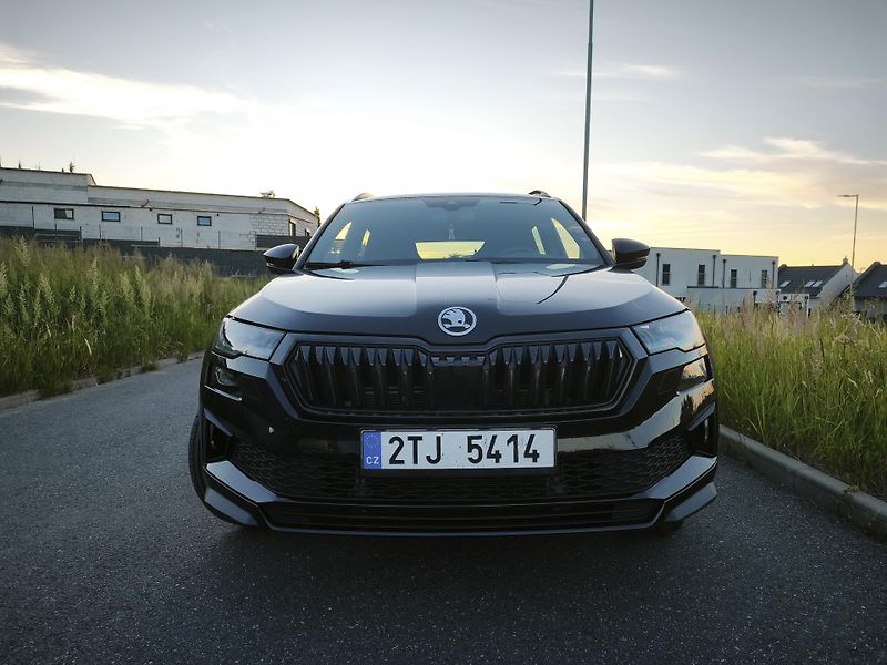 Škoda Karoq (2023) S-line 2.0 TSI 140 kW 4x4 DSG - fotka 2 z 27