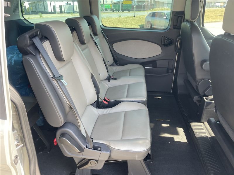 Ford Tourneo Custom 2,2 TDCi 114kw Titanium 8míst - fotka 13 z 37