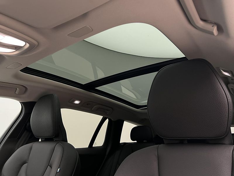 Volvo V60 B4 DARK PLUS AUT - fotka 17 z 46