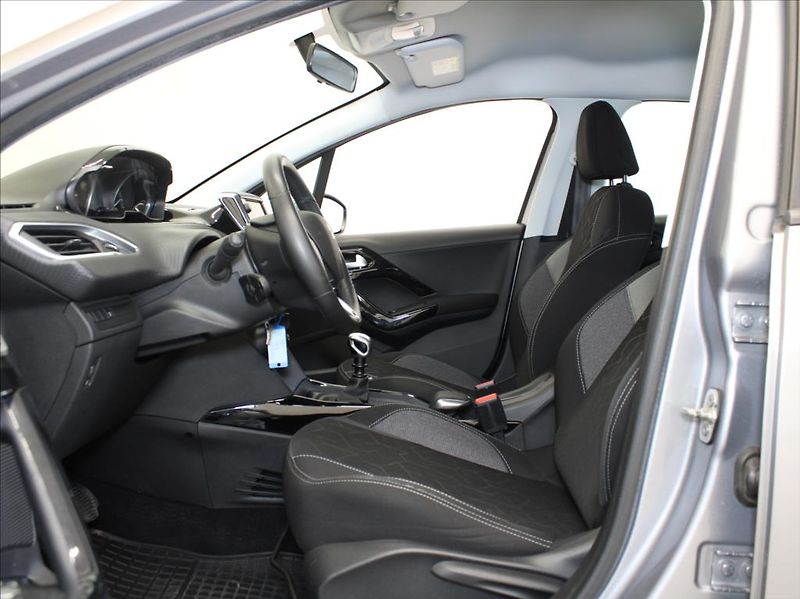 Peugeot 2008 1,2 PT 81kW 62tkm. 1.maj.ČR - fotka 6 z 18