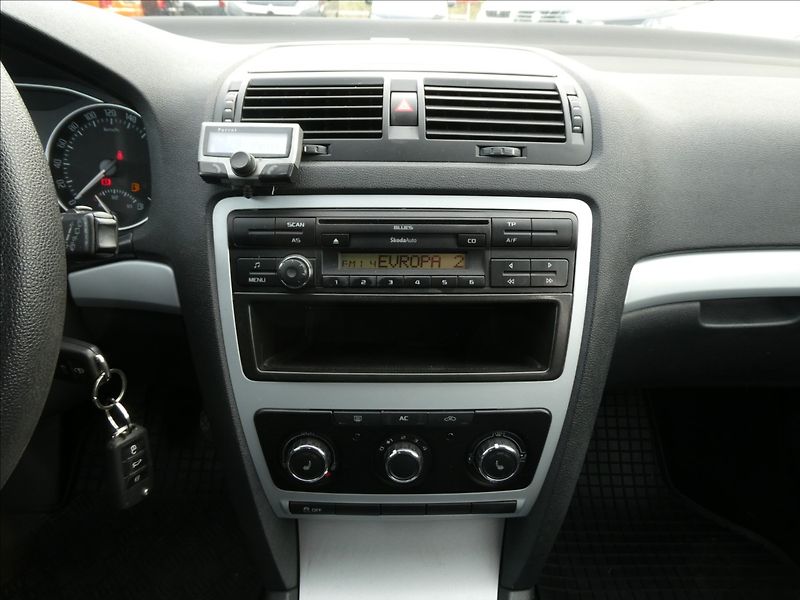 Škoda Octavia 1,6 TDi 77kW 2x kola, závěs - fotka 22 z 30