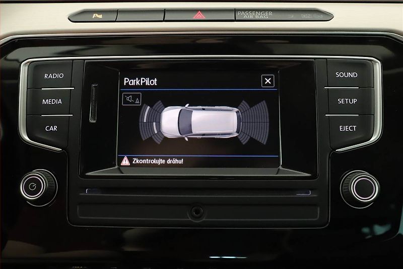 Volkswagen Passat (2017) R-Line 2.0 TDI, Kůže - fotka 13 z 20