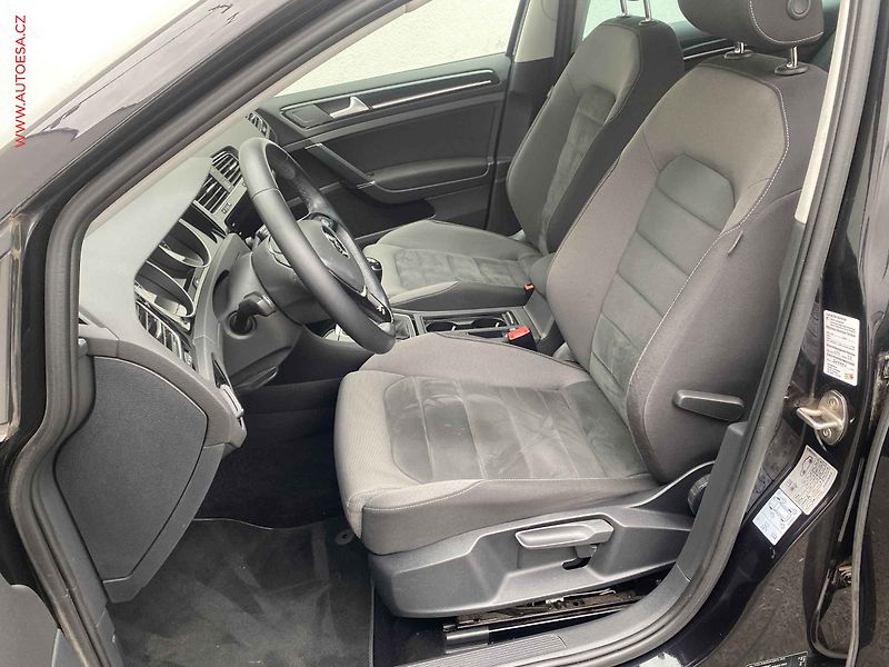 Volkswagen Golf (2018) 2.0 TDi, Highline, LED - fotka 9 z 18