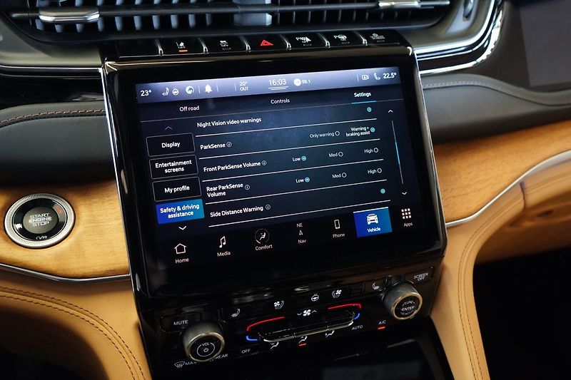 Jeep Grand Cherokee Summit Reserve L - fotka 48 z 71