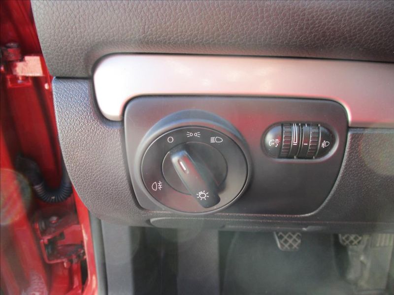 Volkswagen Golf 1,4 i 16v, aut.klima,servis, - fotka 23 z 29