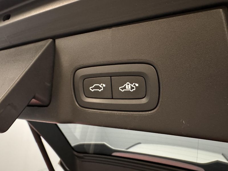 Volvo V90 B4 MOMENTUM AUT - fotka 23 z 45