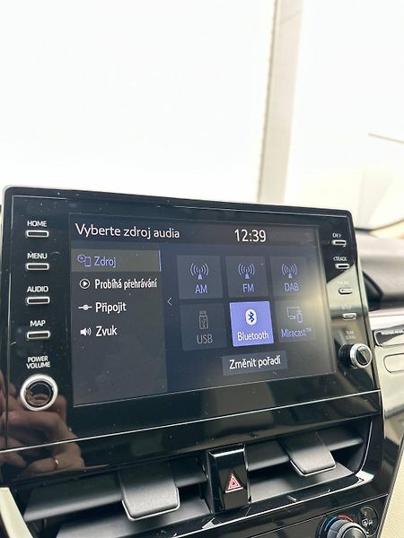 Toyota Camry (2021) 2.5 HEV EXECUTIVE AUTOMAT - fotka 28 z 37