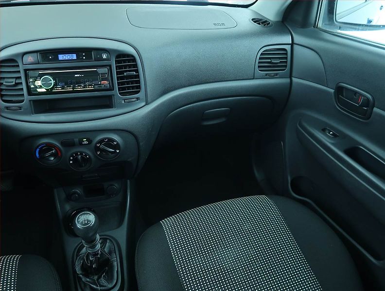 Hyundai Accent (2011) 1.4i, nová STK, dobrý stav - fotka 8 z 14
