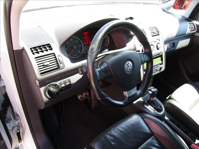 Volkswagen Touran 2.0TDi DSG Highline, 7 míst - fotka 11 z 49