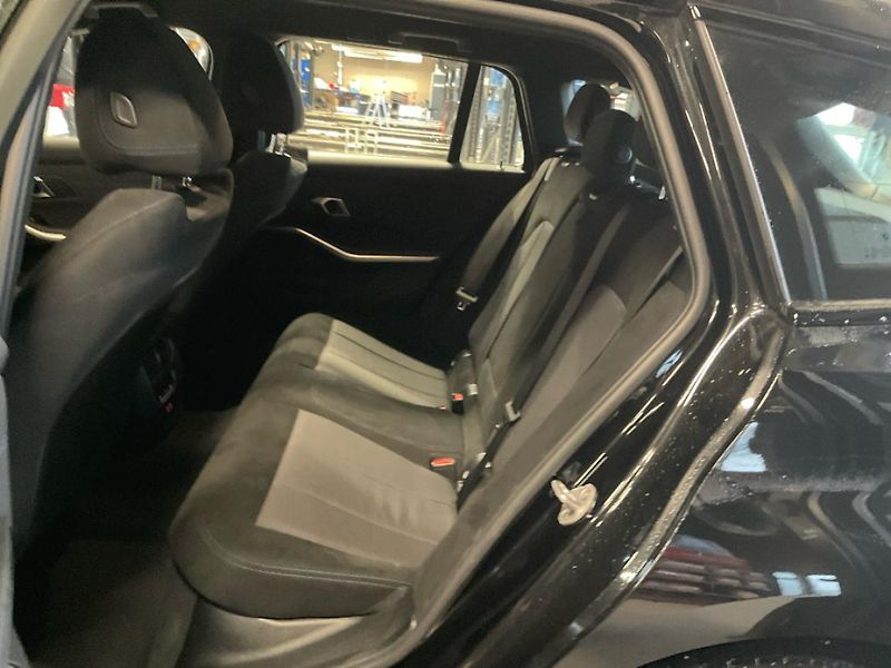 BMW Řada 3 330i xDrive Touring - fotka 10 z 14