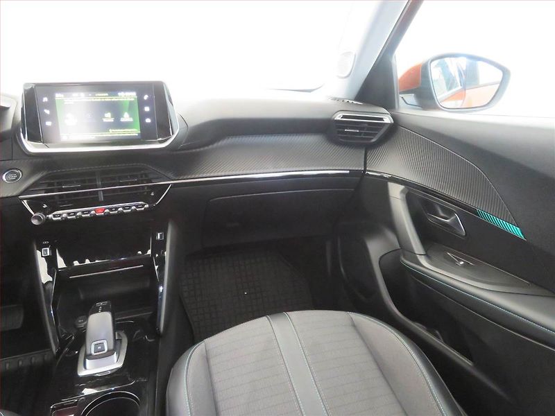 Peugeot 2008 (2022) Allure 1.2 PureTech, Automat - fotka 8 z 17