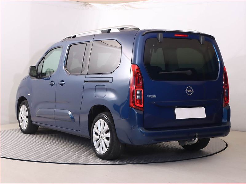 Opel Combo (2021) Maxi Elegance 1.2 Turbo, 5Míst - fotka 4 z 21