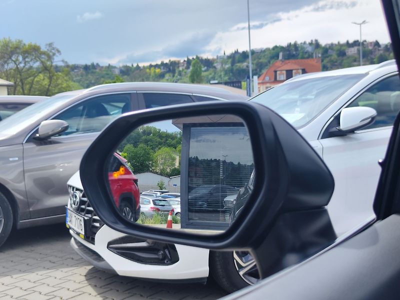Toyota Camry 2.5 HEV/160kW Executive e-CVT - fotka 15 z 35