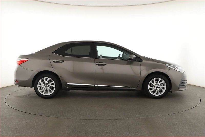 Toyota Corolla (2017) 1.6 Valvematic, Serv.kniha - fotka 6 z 17