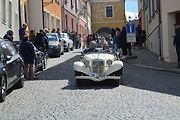 Automobiloví a motocykloví veteráni se vydali v neděli na tradiční jízdu Ze zámku na hrad. Start byl na Horním náměstí v Přerově, kde si lidé užili bohatý program.