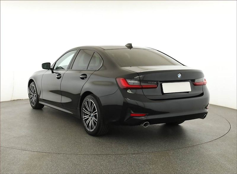 BMW Řada 3 (2021) 318 d - fotka 4 z 17