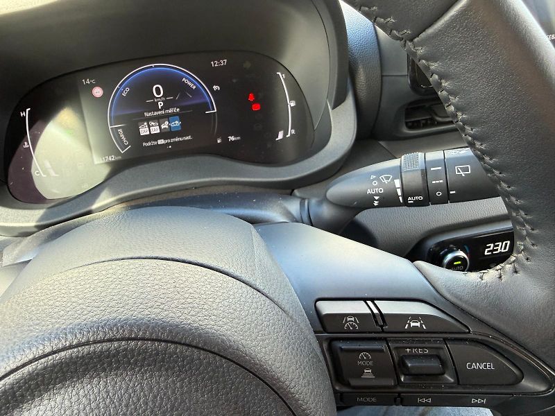 Toyota Yaris 1.5 HSD e-CVT Style - fotka 18 z 27