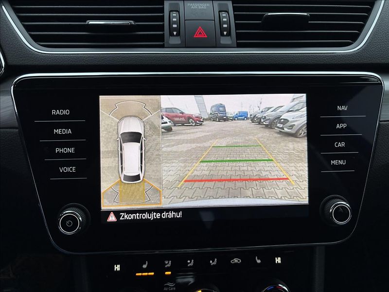 Škoda Superb 2,0 TDI 110kW Style DSG - fotka 36 z 42