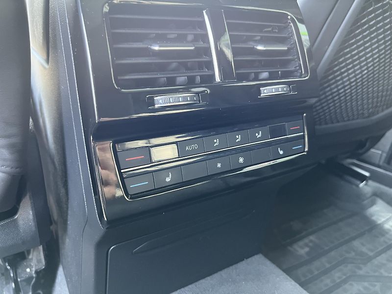 Volkswagen Touareg 3.0 TDi 210 kW R-LINE 4MOTION - fotka 19 z 23