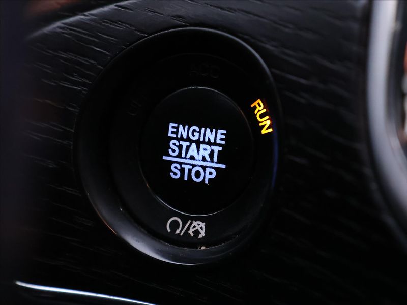 Jeep Grand Cherokee 3,0 CRDI 184kW Summit 4x4 CZ - fotka 27 z 43